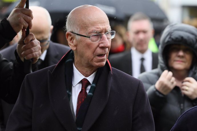Archivo - Arxiu - 21 February 2020, Northern Ireland, Coelraine: Former English footballer Sir Bobby Charlton arrives for the funeral of former Manchester United and Northern Ireland goalkeeper Harry Gregg, at St Patrick's Parsh Church. Photo: Brian Law