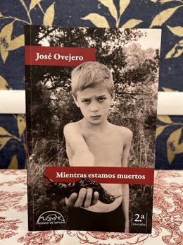 Portada de la novela ganadora del XVIII Premio Dulce Chachón de Narrativa Española, 'Mientras estamos muertos', de José Ovejero.