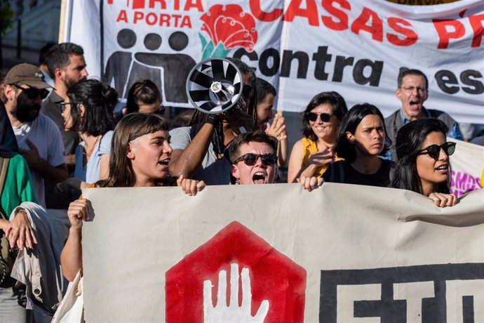 Archivo - Manifestación por la vivienda en Lisboa