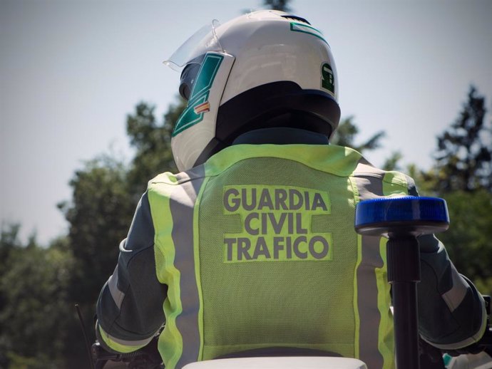 Archivo - Agente de la Guardia Civil de Tráfico.