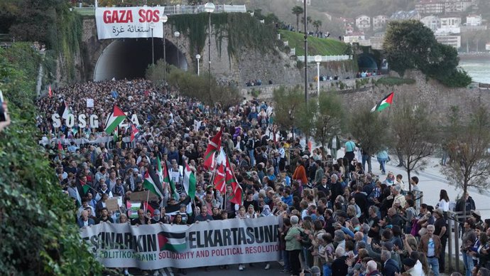Cientos de manifestantes durante una protesta en solidaridad con el pueblo palestino, a 21 de octubre de 2023, en San Sebastián