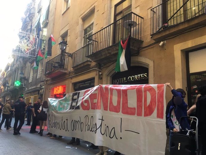 Unas 50 personas ocupan la entrada de un hotel de propiedad israelí en Barcelona