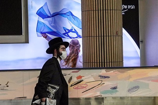 Archivo - Un ultraortodoxo junto a una bandera de Israel
