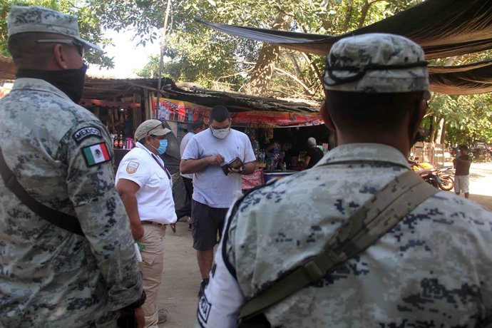 Archivo - December 30, 2020: EUM20210102SOC06.JPG .TAMACHULA, Chis. MigrantsMigrantes-Chiapas.- 2 de enero de 2021. Agentes del Instituto Nacional de Migración (INM) apoyados por efectivos de la Guardia Nacional (GN) y del Ejército Mexicano resguardan t