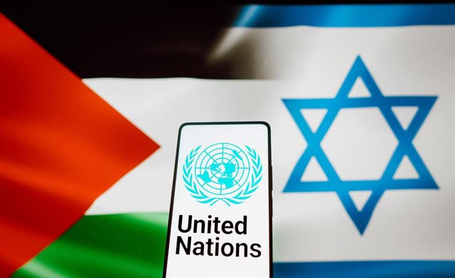 El logo de la ONU junto a la bandera de Palestina e Israel