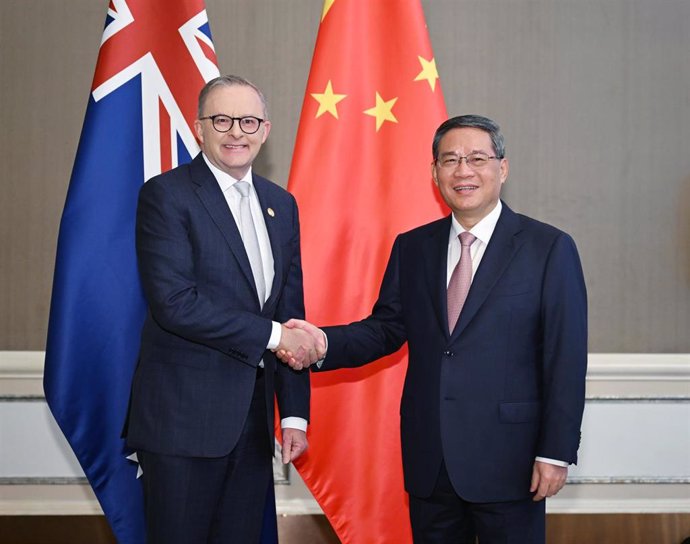 Archivo - El primer ministro australiano, Anthony Albanese, y el primer ministro chino, Li Qiang.