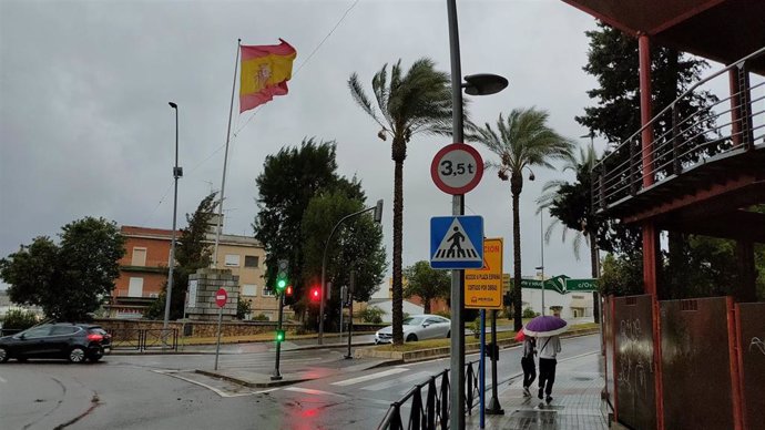 Viento y lluvia en una calle de Mérida.