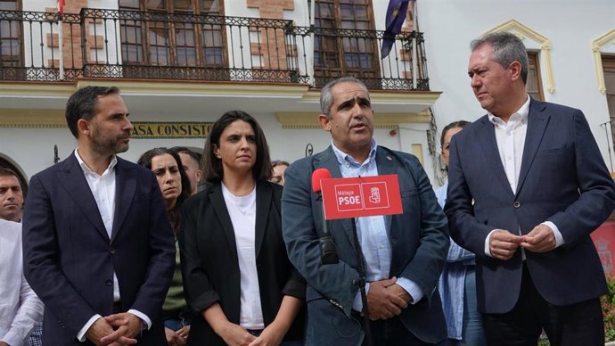 Francisco Martínez, alcalde de Álora interviene ante el secretario general del PSOE-A, Juan Espadas, y el secretario general de los socialistas de Málaga, Daniel Pérez.