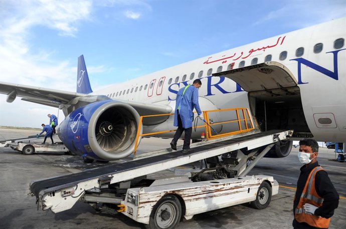 Archivo - March 16, 2020, Damascus, Damascus, Syrian Arab Republic: Syrian workers wearing protective gear, disinfects aircraft at Damascus International Airport as a preventive measure amid fears of the spread of the coronavirus COVID-19, in Damascus, 