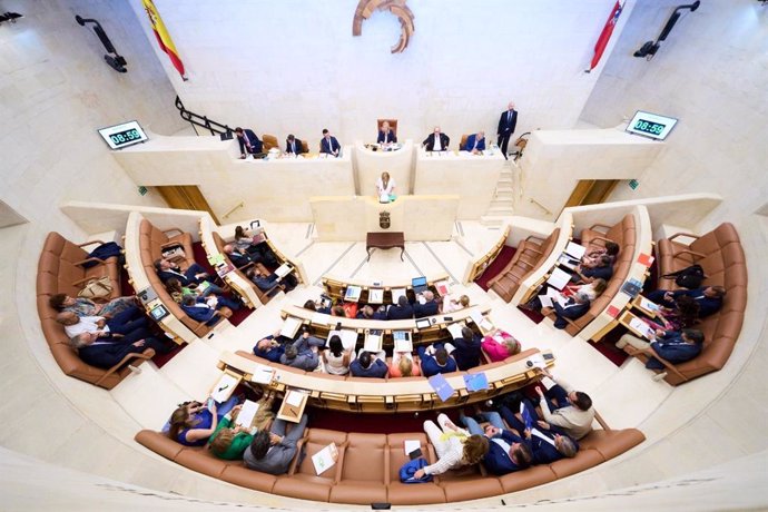 Archivo - Pleno del Parlamento de Cantabria