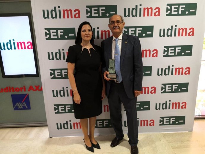 El profesor de la Facultad de Ciencias de la Empresa de la UPCT Isidoro Guzmán y la doctora Manuela Guzmán reciben el Primer Premio de la XXXIII Edición del Premio Estudios Financieros en la modalidad de Contabilidad