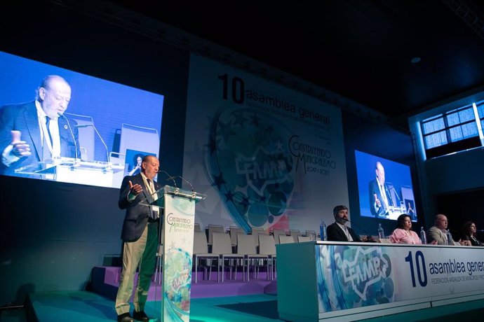 Archivo - El reelegido presidente de la Federación Andaluza de Municipios y Provincias (FAMP), Fernando Rodríguez Villalobos interviene en la X Asamblea General de dicha institución. (Foto de archivo).