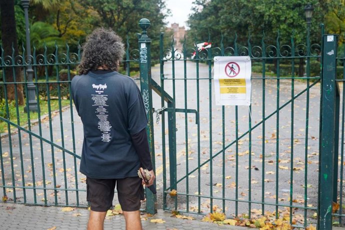 Archivo - Imágenes del Parque de María Luisa cerrado por rachas de viento 