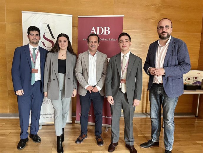 El conseller insular de Presidencia, Antoni Fuster, la directora insular de Juventud y Participación, Alícia Vinaixa, y miembros de la organización