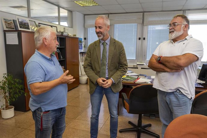 Archivo - El Consejero De Educación, FP Y Universidades, Sergio Silva, Se Reúne Con El Alcalde De Villaesusa, Constantino Fernández, Y Con El Concejal Del Área, Carlos Mico