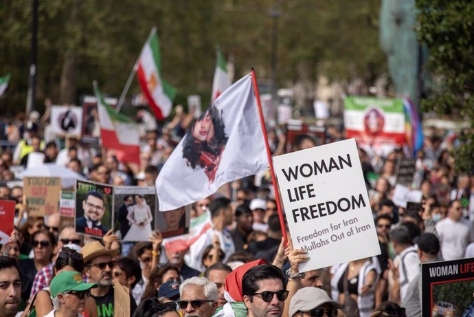 Archivo - 16 September 2023, United Kingdom, London: Protesters are marching from the Iranian Embassy to the Trafalgar Square during a demonstration. Iranian protesters gathered by the Iranian Embassy in London on the first anniversary of the death of M