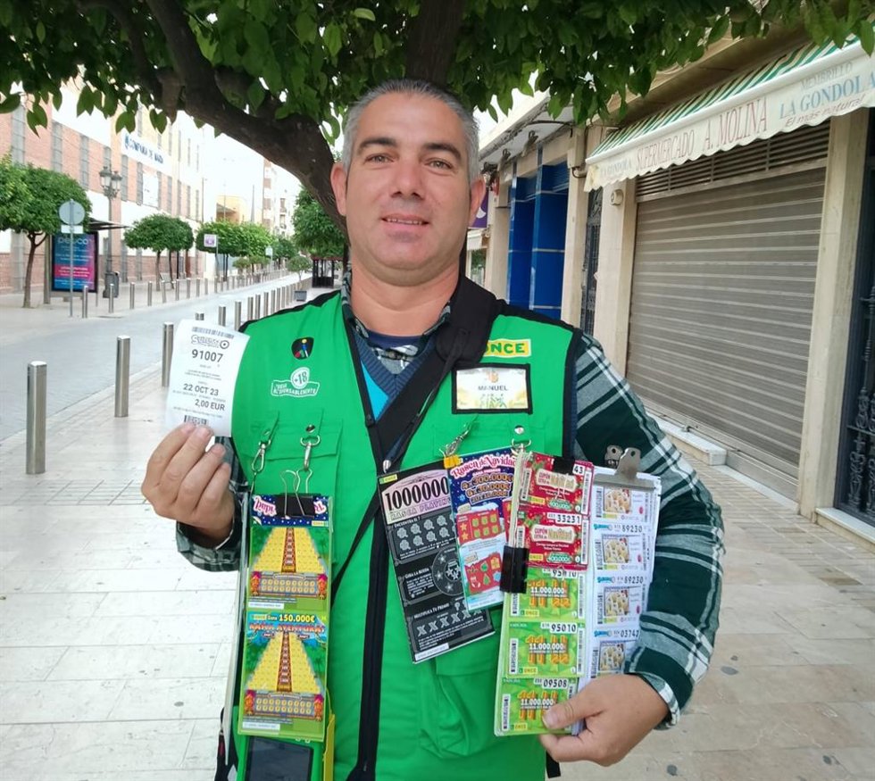 Maneul Romero ha sido el vendedor del cupón que ha repartido la suerte en Puente Genil (Córdoba).