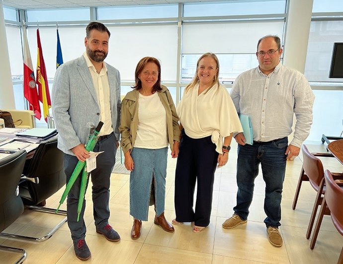 La consejera de Presidencia, Justicia, Seguridad y Simplificación Administrativa, Isabel Urrutia (tercera por la izda) recibe al alcalde de Villafufre, José Luis Cobo, y otros concejales de su equipo