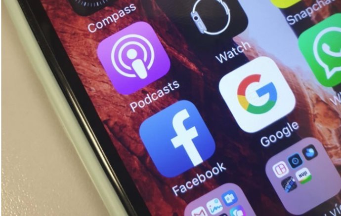 Archivo - Icones de Google i Facebook a un iPhone