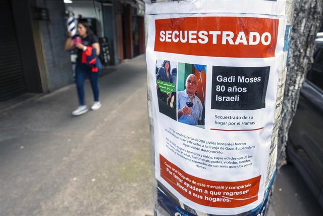 Imagen de un poster de un secuestrado israelí por Hamás 