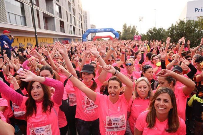 La alcaldesa de Zaragoza, Natalia Chueca, en la línea de salida de la Carrera de la Mujer 2023.