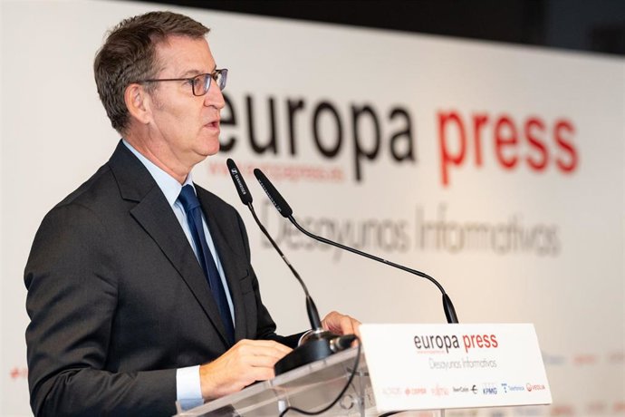 El presidente del PP, Alberto Núñez Feijóo, presenta a la presidenta del Govern balear, en un Desayuno Informativo de Europa Press, en el Rosewood Villa Magna, a 16 de octubre de 2023, en Madrid (España).