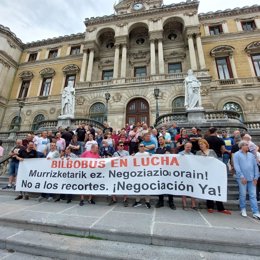 Archivo - Imagen del comité de empresa y trabajadores de Bilbobus ante el Ayuntamiento de Bilbao
