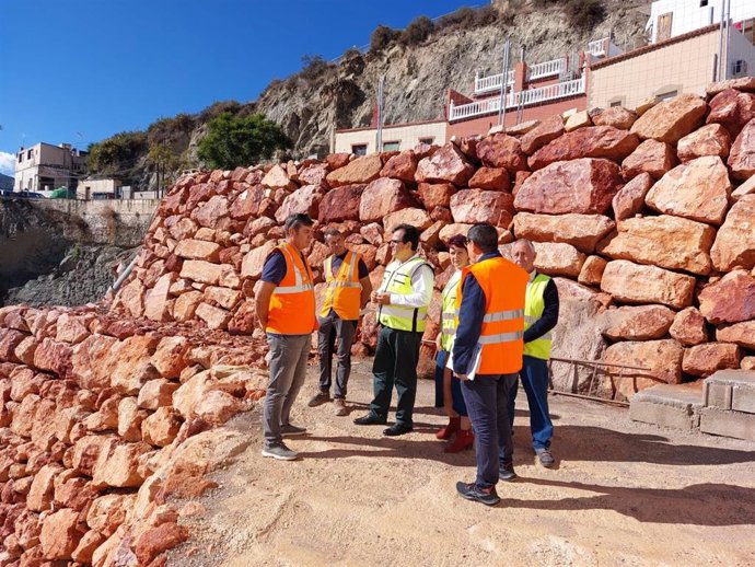 Reconstrucción del muro desprendido en la Avenida de la Alpujarra de Canjáyar (Almería).