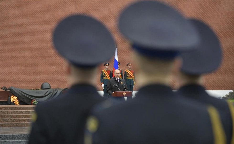 Archivo - Vladimir Putin preside un desfile militar en Moscú
