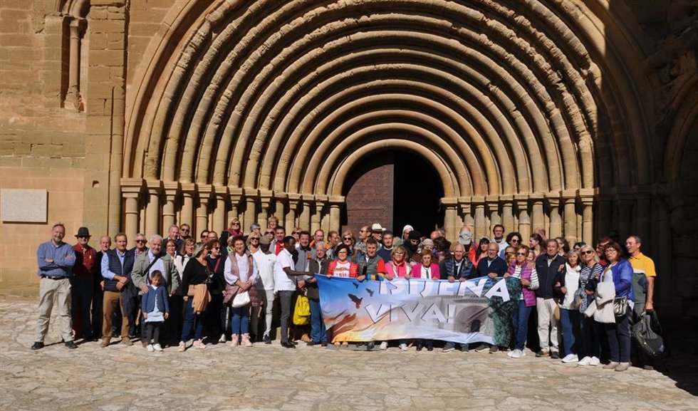 Medio centenar de peregrinos reclaman la llegada de una congregación al Monasterio de Sijena.