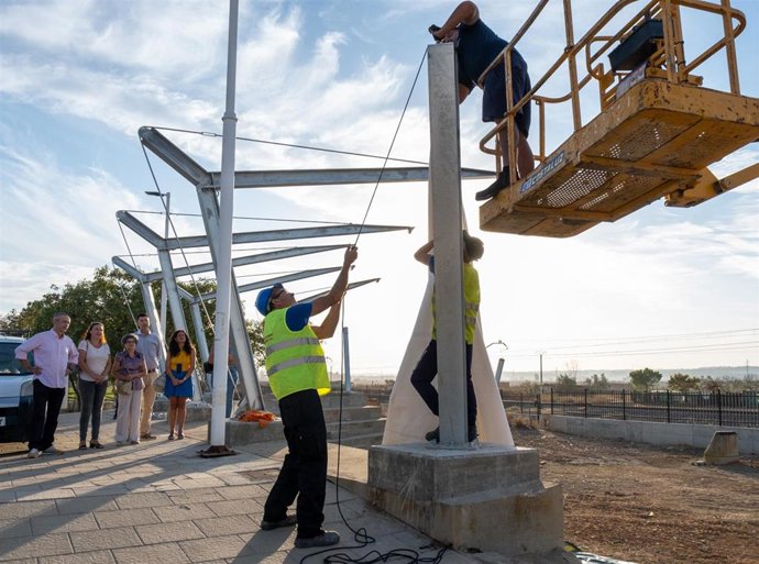 Operarios trabajan en el montaje de una de las instalaciones en San Juan del Puerto.