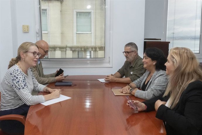 La consejera de Cultura, Turismo y Deporte, Eva Guillermina Fernández, se reúne con la alcaldesa de Cabuérniga, Rosa Fernández