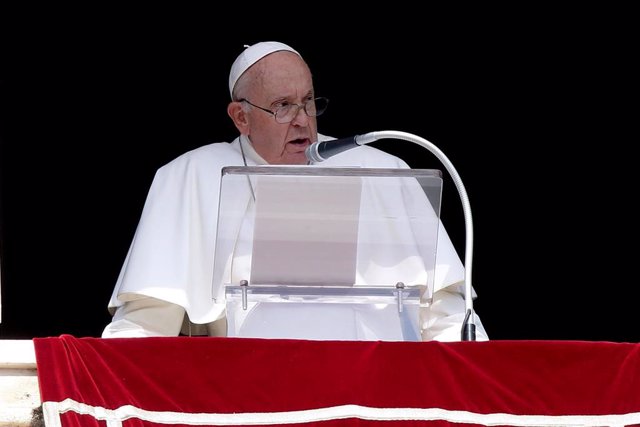 El Papa Francisco pronuncia la oración del Ángelus desde la ventana que da a la Plaza de San Pedro en el Vaticano.