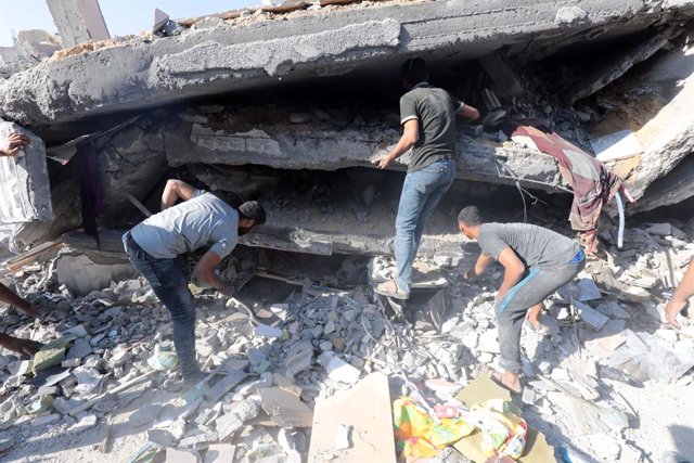 October 20, 2023, Dair El-Balah, Gaza Strip, Palestinian Territory: People search for victims and survivors following an Israeli strike on Al-Atar Family house the town of Deir Al-Balah in the central Gaza Strip on October 20 2023. Thousands of Palestinia