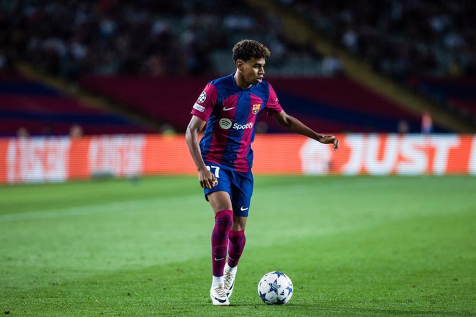 Archivo - Lamine Yamal of Fc Barcelona during the UEFA Champions League Group H  match played between FC Barcelona and Royal Antwerp FC at Estadi Olimpic Lluis Companys on September 19, 2023 in Barcelona, Spain.