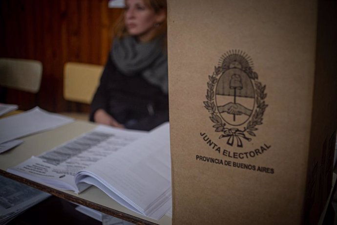 Archivo - Colegio electoral en Buenos Aires durante las elecciones primarias