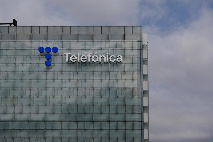 Archivo - Exterior de la sede de Telefónica, en el ensanche de Las Tablas, en el distrito de Fuencarral-El Pardo, a 6 de septiembre de 2023, en Madrid (España). Las acciones de Telefónica subían un 3% a las 9.14 horas, hasta los 3,863 euros por título, 