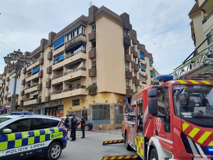 Archivo - Imagen de archivo en la que se puede ver a bomberos del CBP Málaga y agentes de la Policía Local de Vélez-Málaga actuando en el incendio de una vivienda