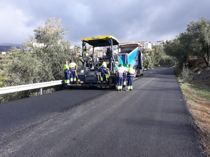 Las actuaciones se están llevando a cabo en las carreteras MA-4104, MA-4107 y MA-4108 mejorando vías en los términos municipales de Sedella, Alcaucín y Salares.