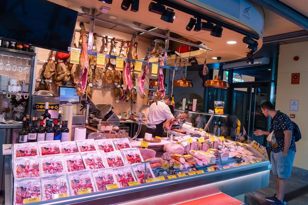 Archivo - Puestos de alimentos en el Mercado de la Encarnación 