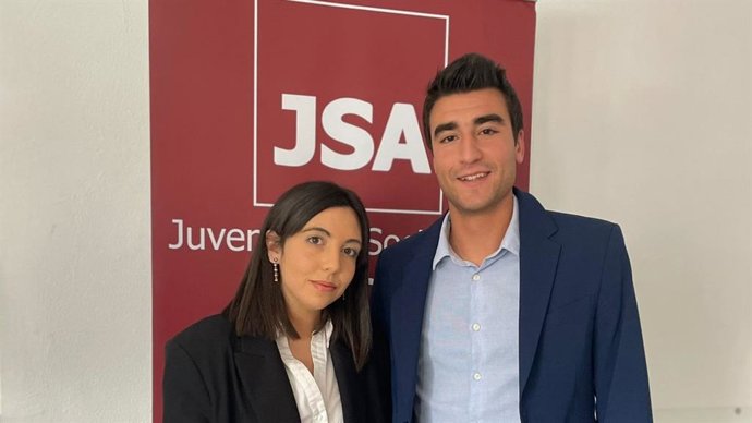 La secretaria general de las Juventudes Socialistas de Aragón, Andrea Sobreviela, junto al nuevo secretario de Organización, Manu Díez.