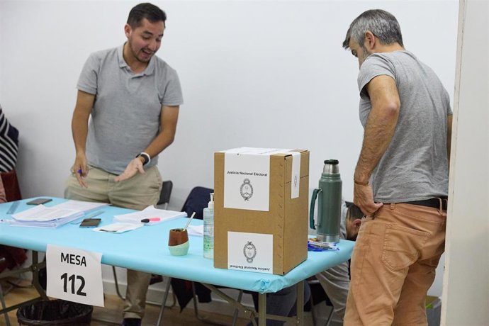 Un hombre ejerce su derecho a voto, en el Colegio Mayor Argentino de Madrid, a 22 de octubre de 2023, en Madrid.