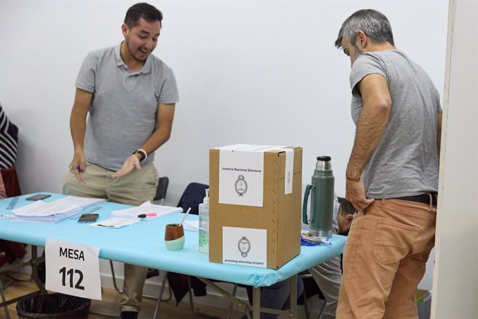 Un hombre ejerce su derecho a voto, en el Colegio Mayor Argentino de Madrid, a 22 de octubre de 2023, en Madrid (España). Hoy, 22 de octubre, Argentina elige a su próximo presidente. Tras las elecciones primarias celebradas en agosto, el ultraderechista