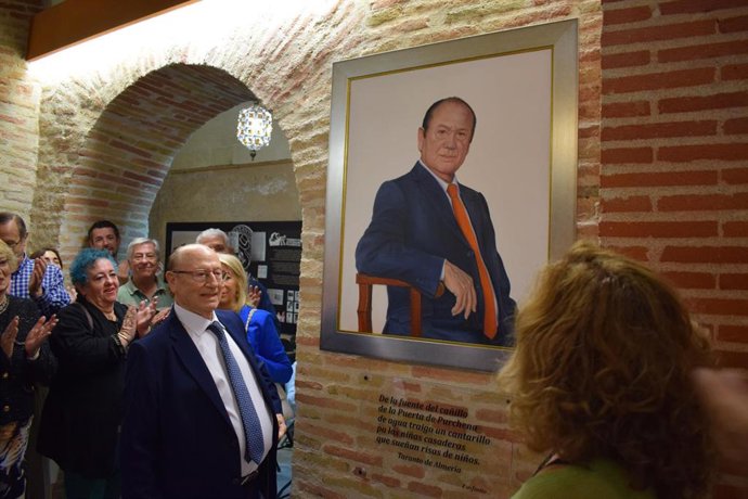 Fosforito posa delante del cuadro que le ha dedicado la peña El Taranto en Almería.