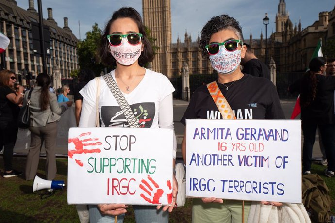 Protesta a Londres en suport a l'adolescent Armita Geravand