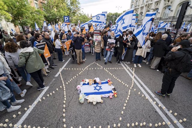 Una bandera y velas en el suelo durante una manifestación por la liberación de los rehenes secuestrados por Hamás, frente al Congreso de los Diputados, a 22 de octubre de 2023, en Madrid (España). 