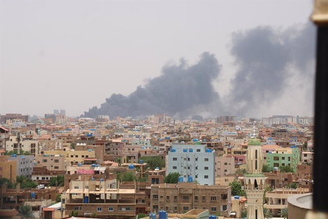 Archivo - KHARTOUM, Aug. 27, 2023  -- This photo taken on Aug. 26, 2023 shows clouds of smoke rising from a post belonging to the paramilitary Rapid Support Forces (RSF) after a drone attack launched by the Sudanese Armed Forces (SAF), in Khartoum, Sudan.