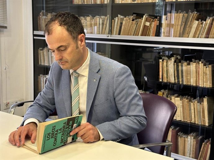 El director general de Memria Democrtica, Alfons Aragoneses, amb un exemplar de 'Los jueces contra la dictadura'