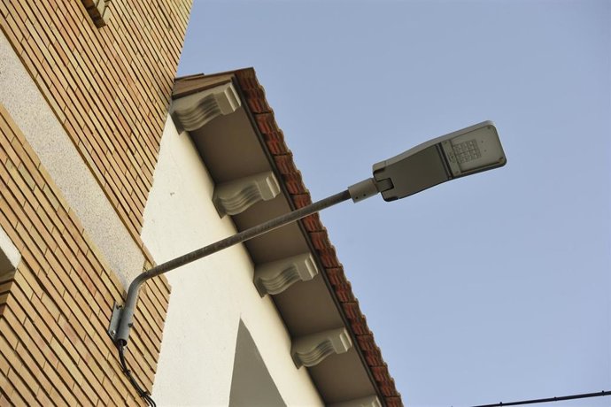 Archivo - Una farola de led en Huesca