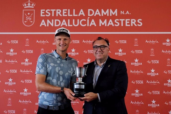 El consejero de Turismo, Cultura y Deporte de la Junta de Andalucía, Arturo Bernal, ha asistido este domingo en San Roque (Cádiz) a la última jornada del Estrella Damm N.A. Andalucía Masters, y ha entregado el trofeo al polaco Adrián Meronk.